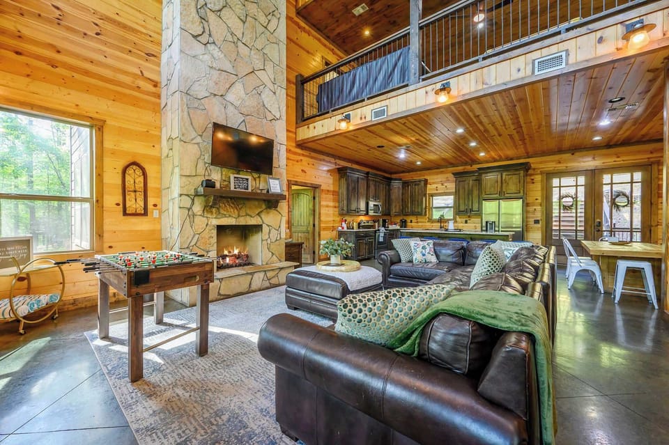 Cabin, Multiple Beds, Hot Tub, Garden View (Moonlight Thru the Pines) | Living area