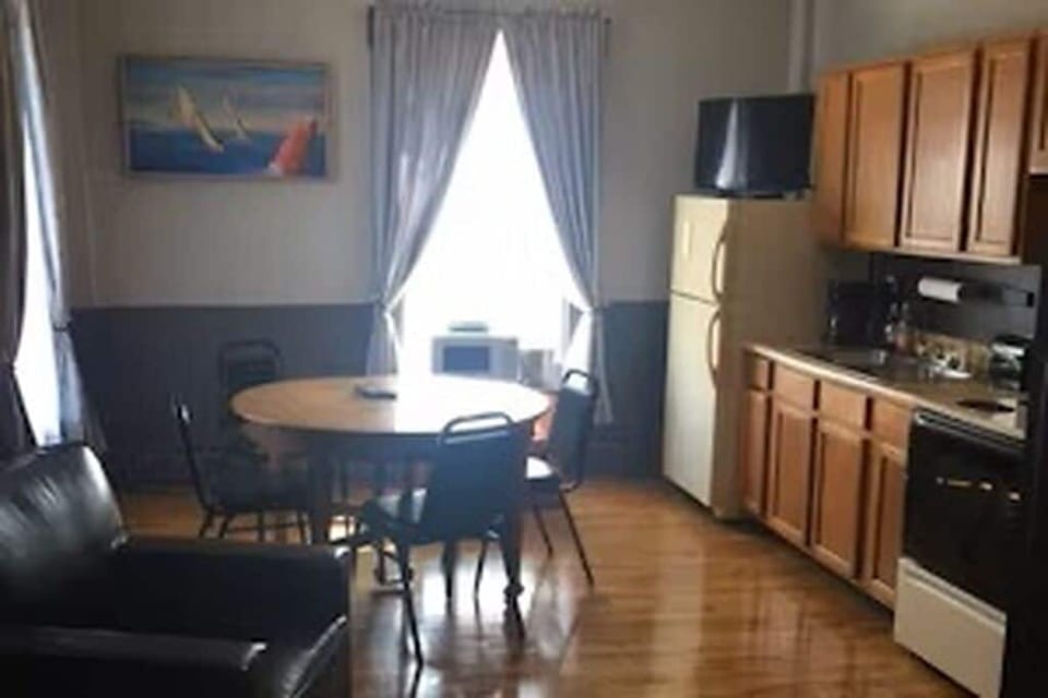Luxury Suite | Private kitchen | Highchair