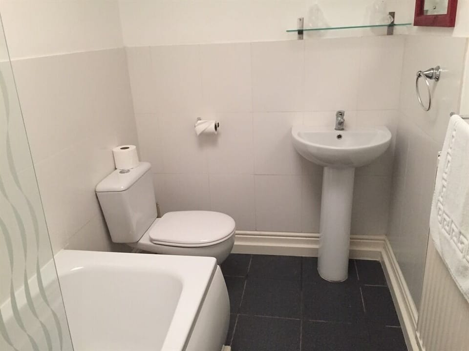 Double Room, Ensuite (Super Kingsize) | Bathroom | Shower, towels