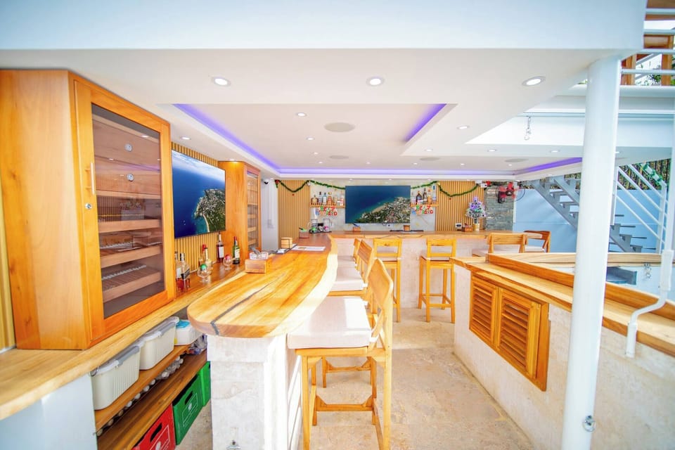 Apartment, 1 Bedroom | Bar (on property)