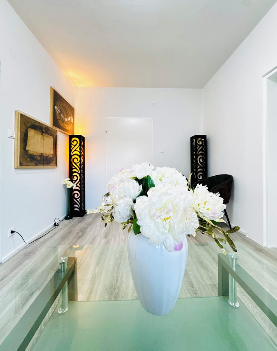 Basic Apartment | Living room
