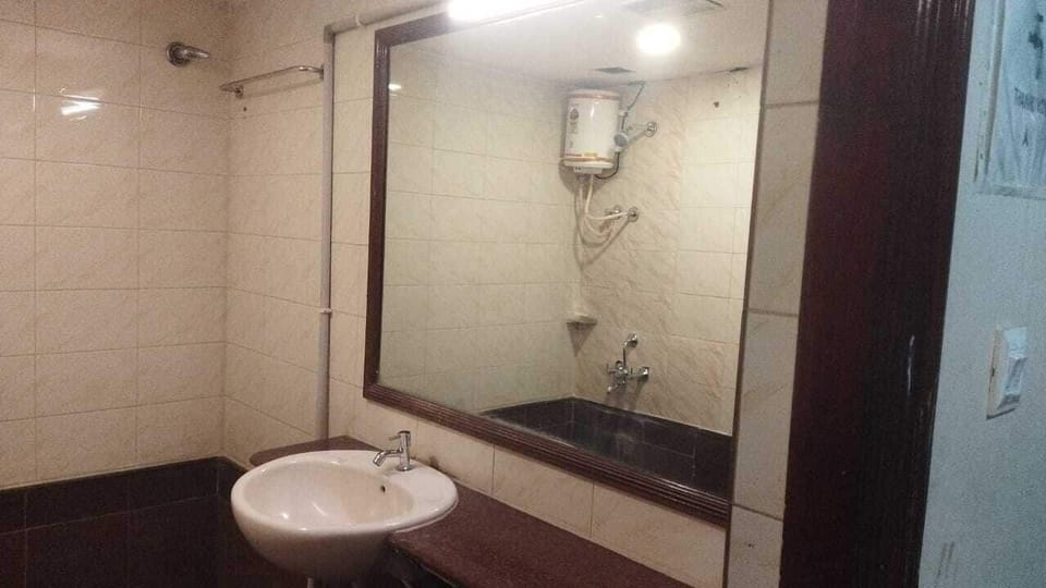 Luxury Suite | Bathroom | Soap, shampoo, toilet paper