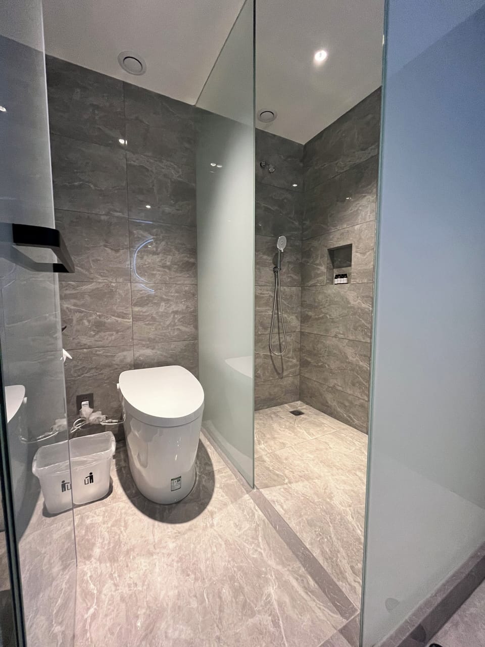 Superior Twin Room, City View | Bathroom | Free toiletries, hair dryer, slippers, towels