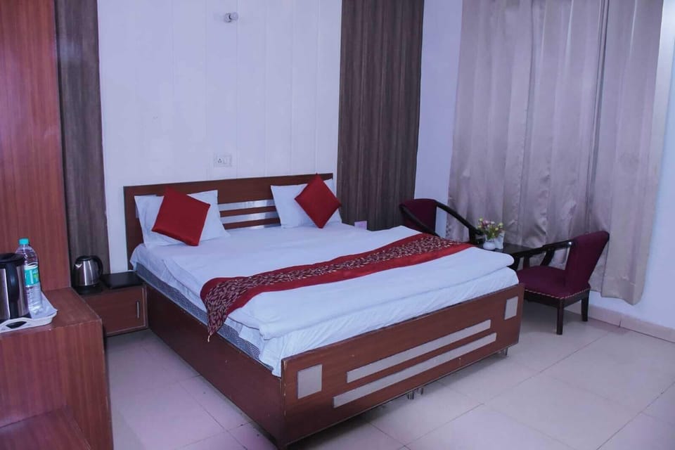 Deluxe Double Room, City View | Desk, soundproofing, free WiFi