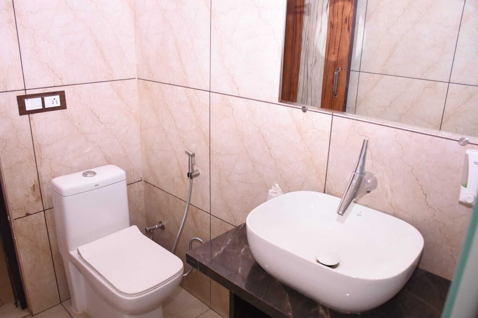 Shower, free toiletries, towels