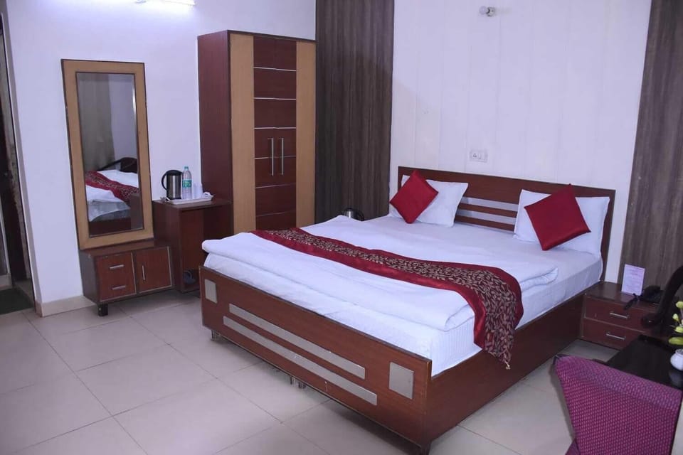 Deluxe Double Room, City View | Desk, soundproofing, free WiFi