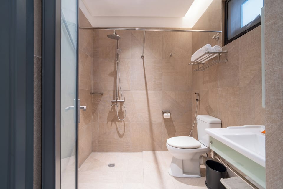 Family Quadruple Room | Bathroom | Shower, towels, soap, shampoo