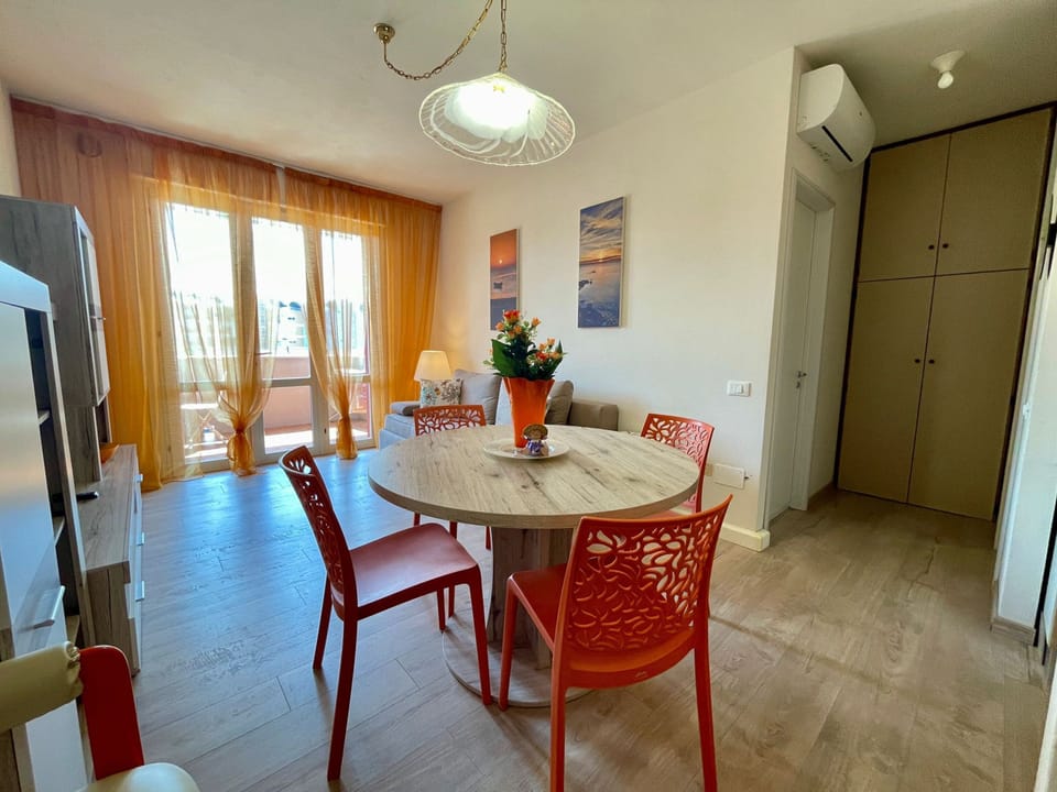 Apartment, 1 Bedroom, Balcony, City View | Dining room