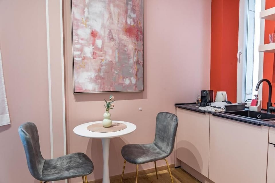 Studio, 1 Bedroom | Dining room
