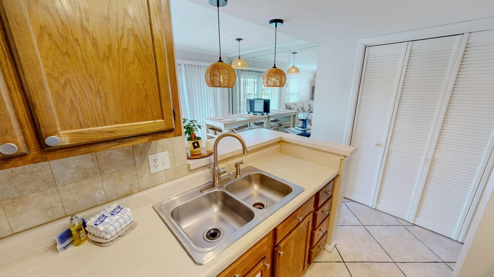 Condo, 1 Bedroom | Private kitchen | Fridge, oven, coffee/tea maker, toaster