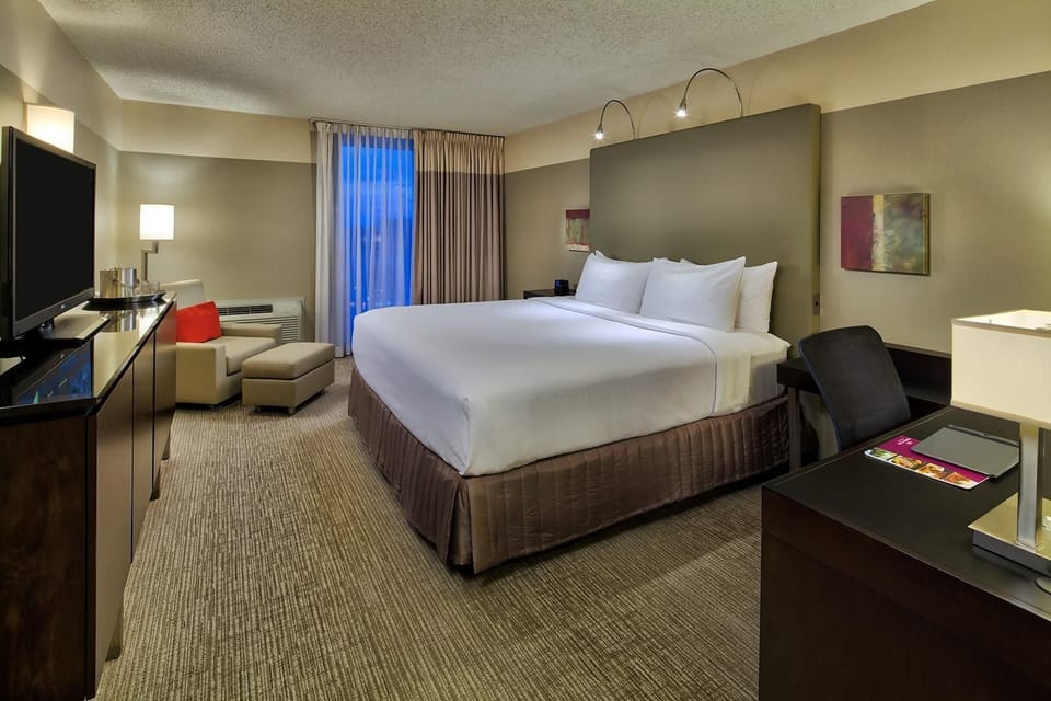 Hypo-allergenic bedding, in-room safe, desk, laptop workspace