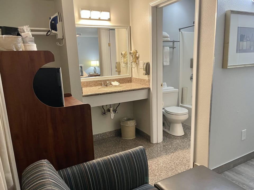 Basic Single Room, 1 King Bed, Non Smoking | Bathroom | Free toiletries, hair dryer, towels