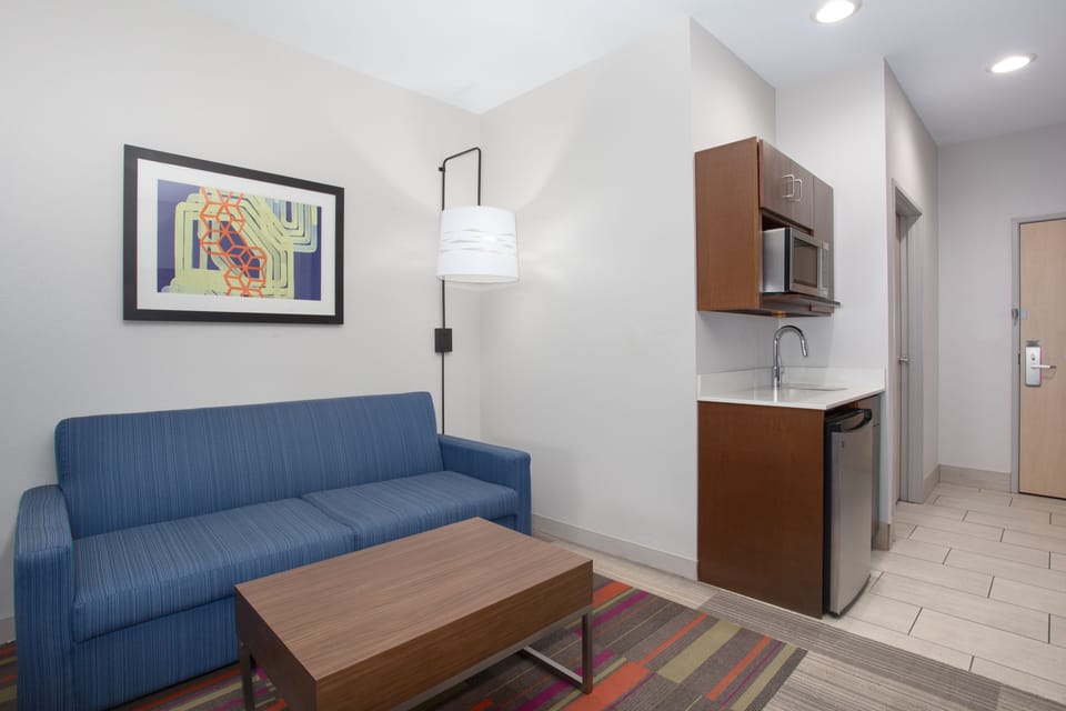 Minibar, in-room safe, desk, iron/ironing board