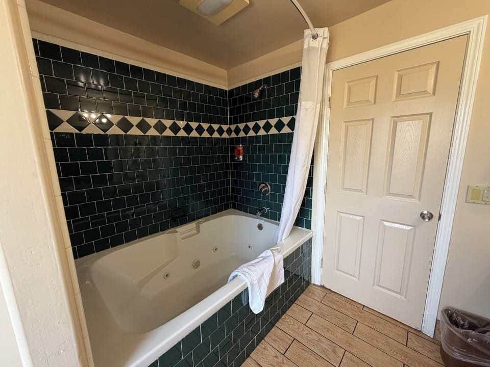 Standard Room, 1 King Bed, Jetted Tub | Bathroom | Combined shower/tub, hair dryer, towels