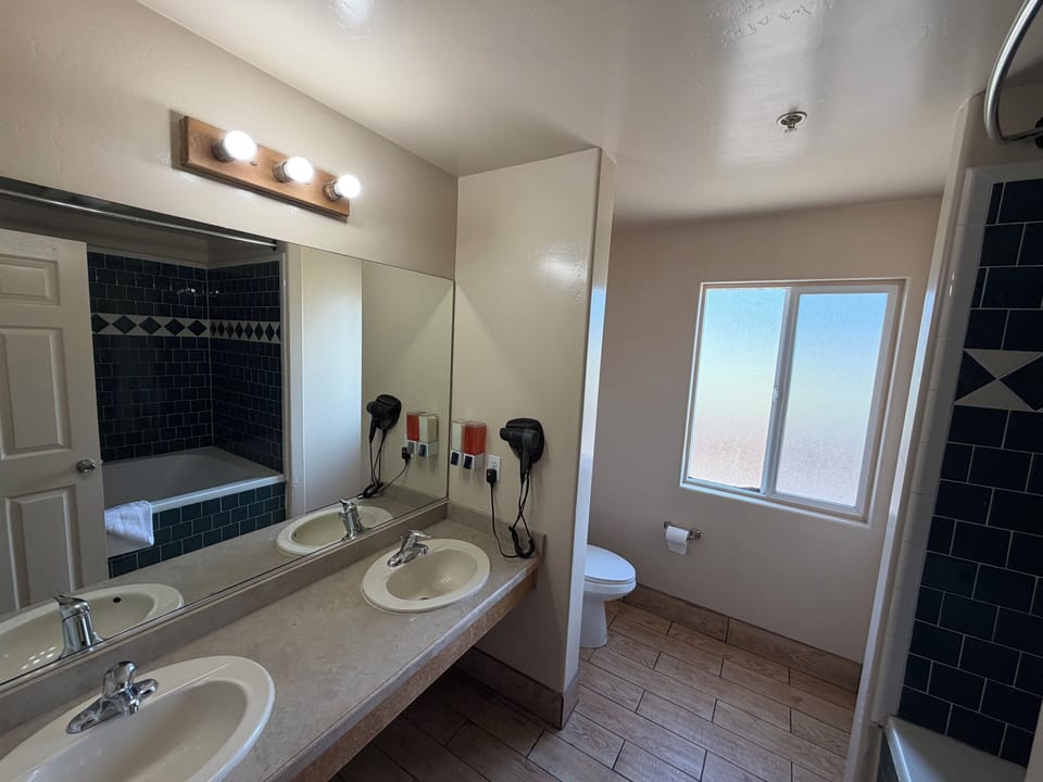 Standard Room, 1 King Bed, Jetted Tub | Bathroom | Combined shower/tub, hair dryer, towels