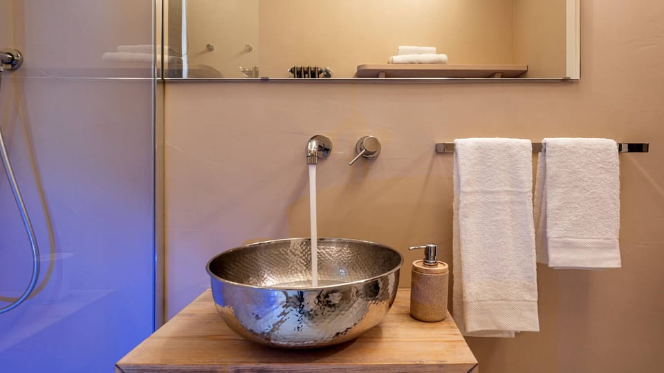 Comfort Double Room | Bathroom | Free toiletries, hair dryer, bathrobes, slippers
