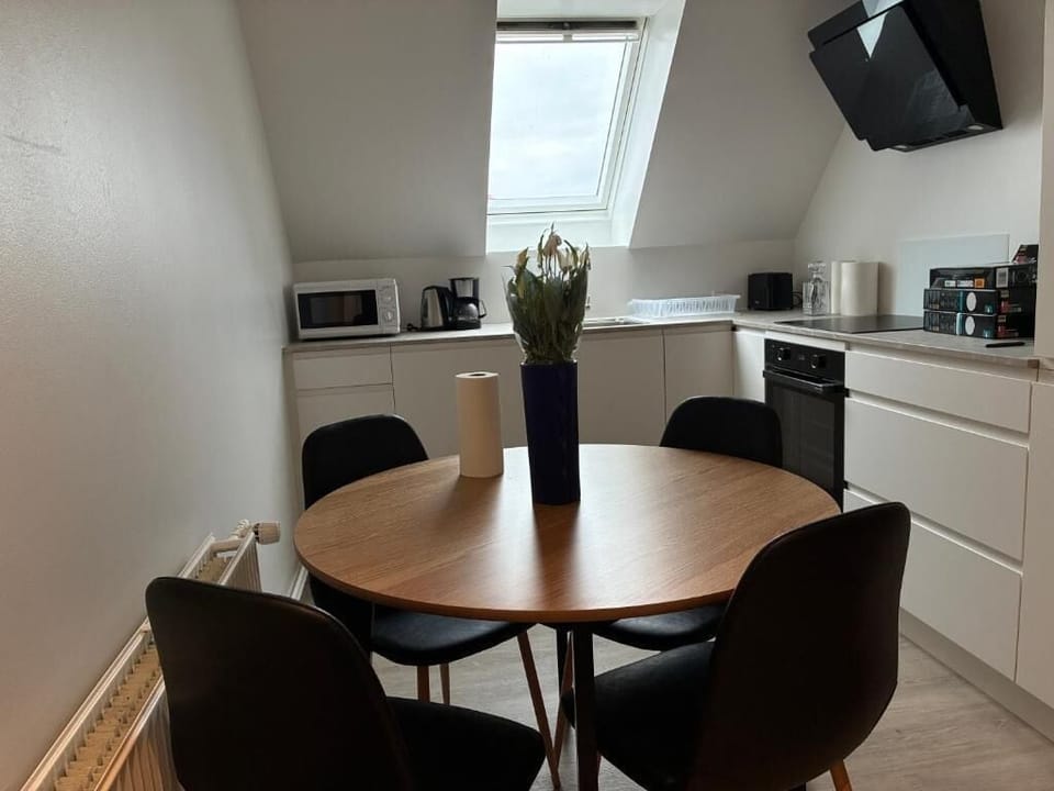 Apartment, 3 Bedrooms | Dining room