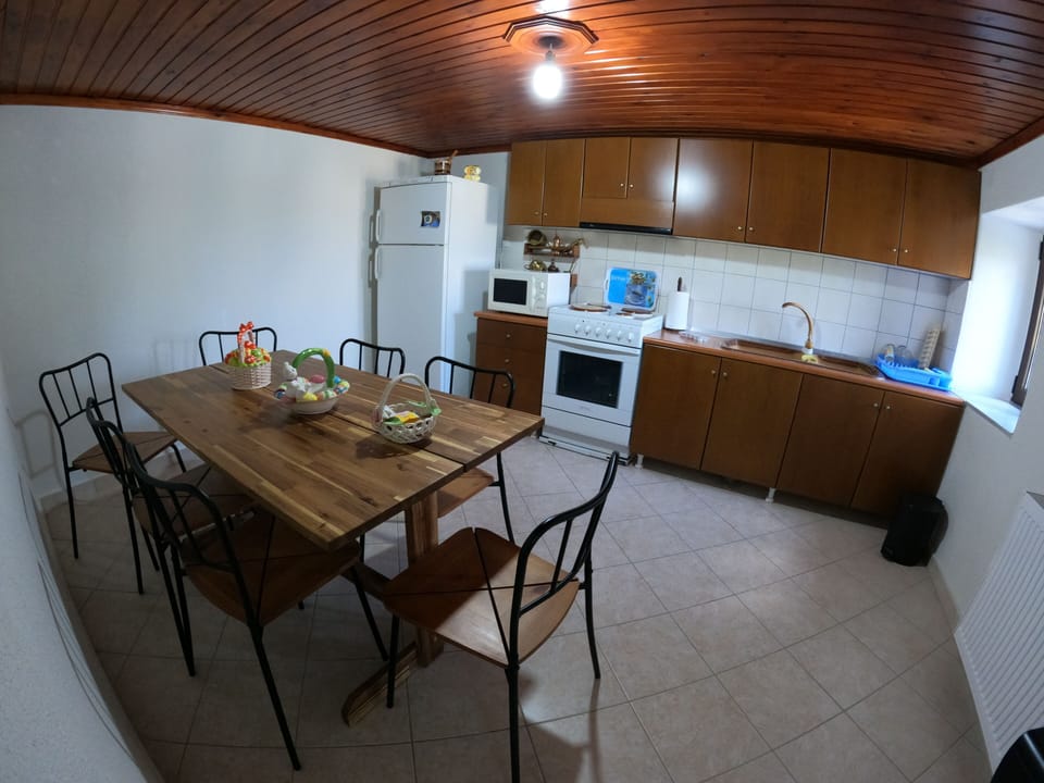 Full-size fridge, microwave, oven, stovetop