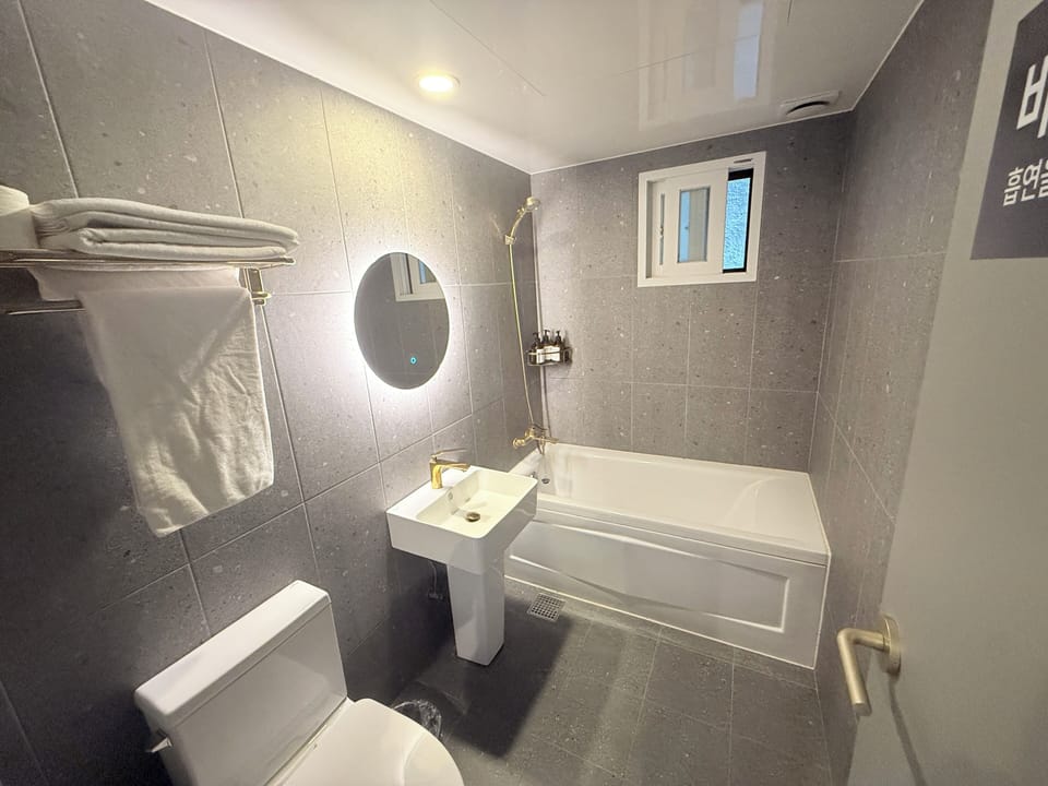 Family Double Room | Bathroom | Hair dryer, shampoo, toilet paper