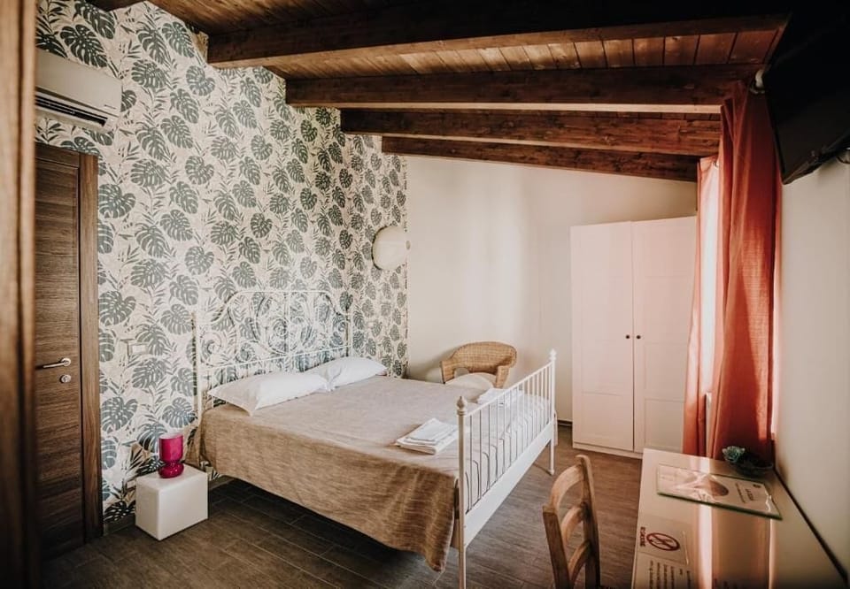 Double Room, 1 Double Bed, Non Smoking | Desk, blackout drapes, iron/ironing board (on request), WiFi (free)