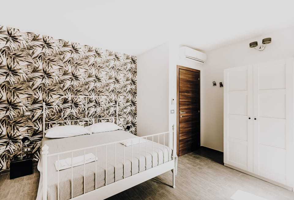Double Room, 1 Double Bed, Non Smoking | Desk, blackout drapes, iron/ironing board, free WiFi