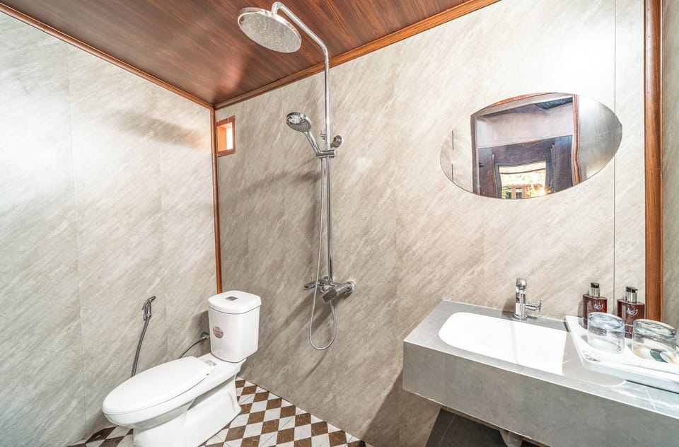 Shower, free toiletries, hair dryer, towels