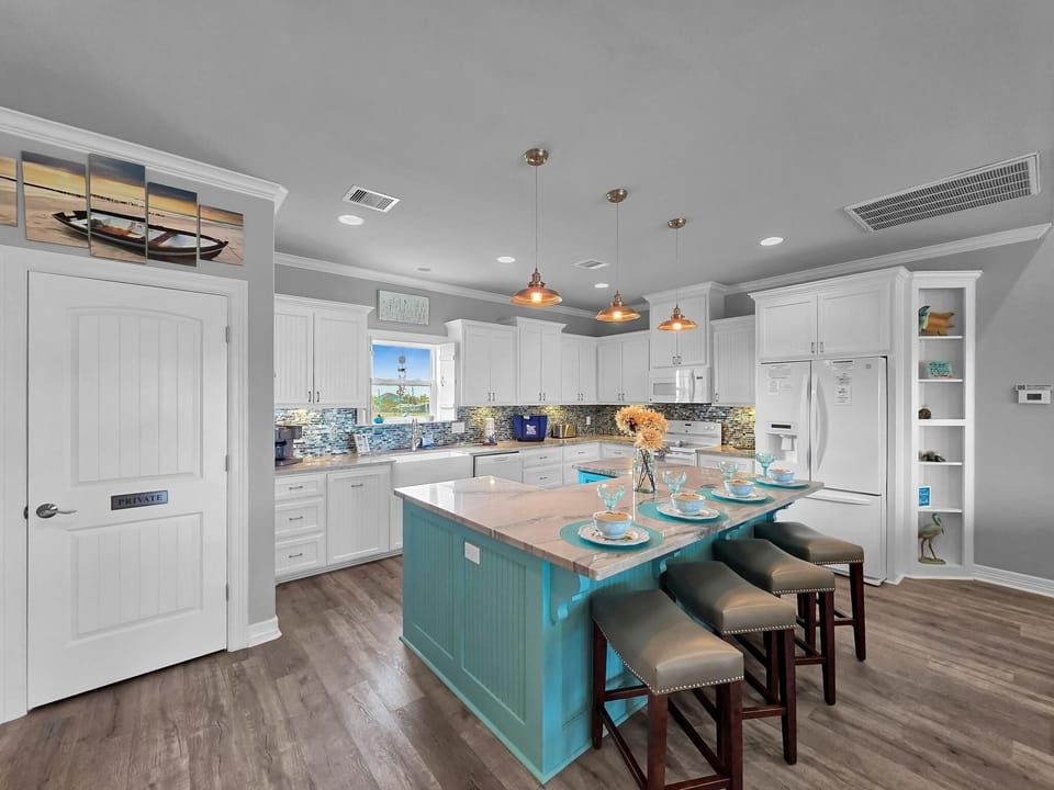 House, 3 Bedrooms | Private kitchen | Fridge, oven, coffee/tea maker, toaster