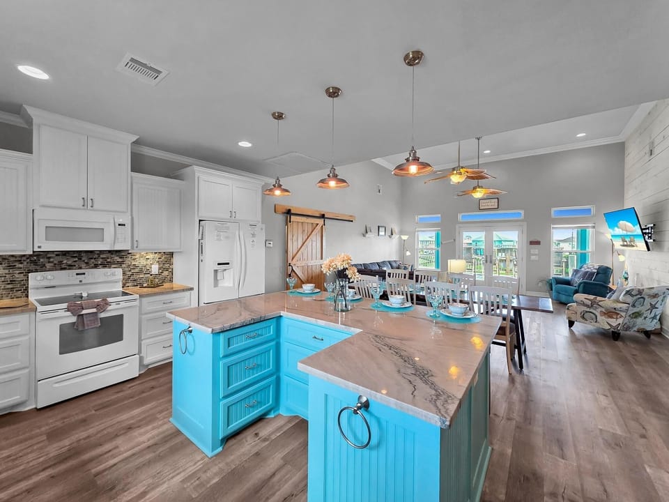 House, 3 Bedrooms | Private kitchen | Fridge, oven, coffee/tea maker, toaster