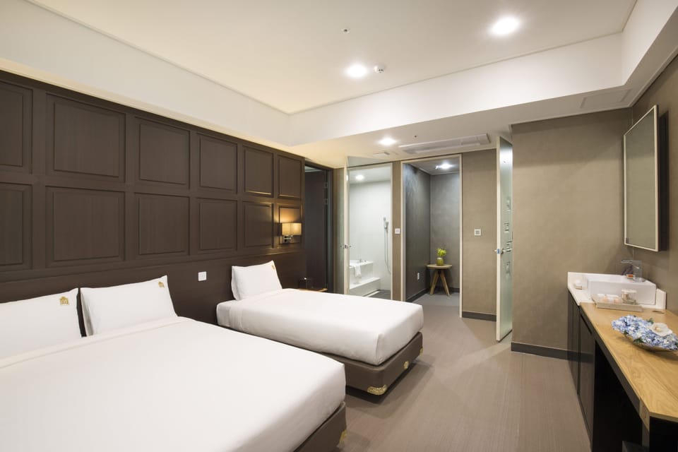 Suite, Ocean View (Free Sauna) | Premium bedding, down comforters, desk, free WiFi