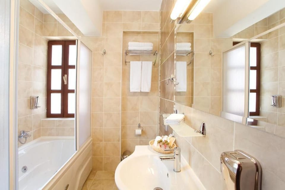 Deluxe Double Room, Patio, Garden View | Bathroom | Slippers