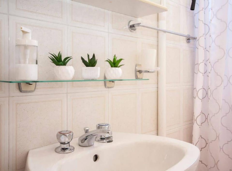 Apartment (Two Bedroom Apartment with Sea View a) | Bathroom | Shower, towels