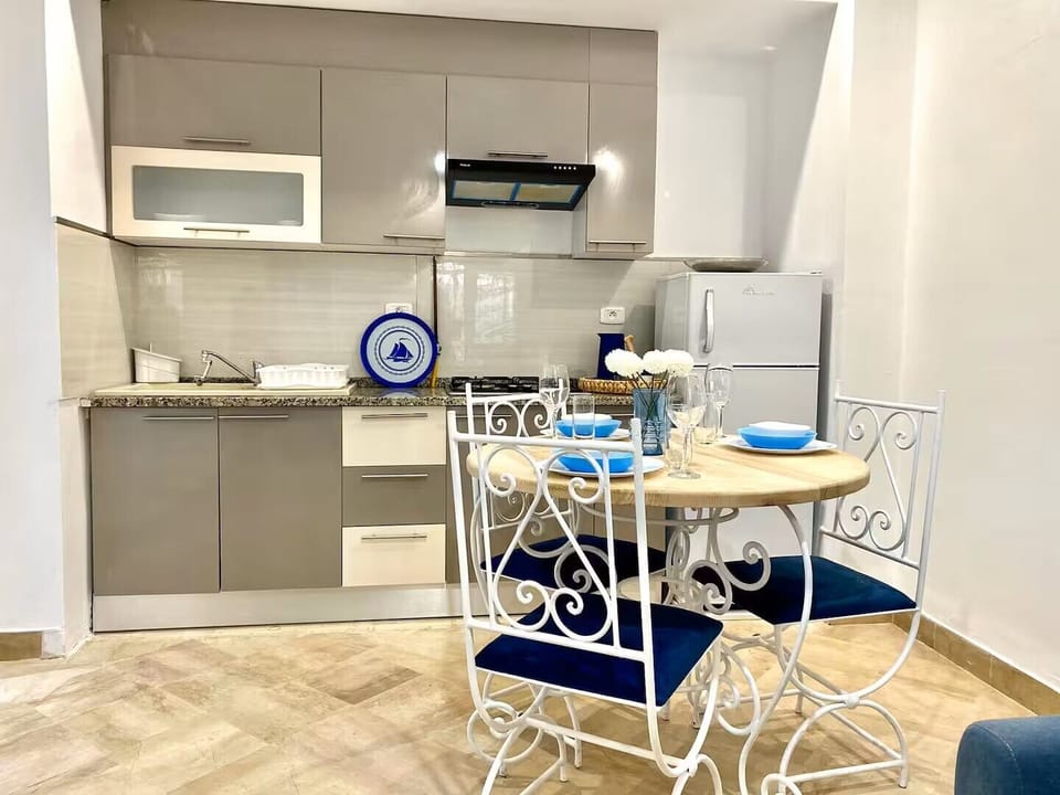 Apartment, 1 Bedroom, Accessible, Smoking | Dining room