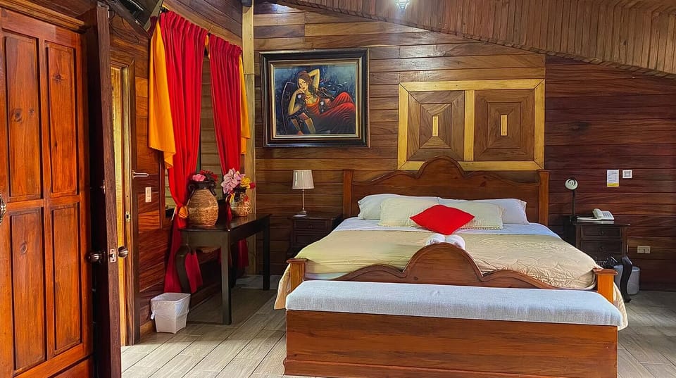 Comfort Room, Garden View | Minibar (free items), bed sheets