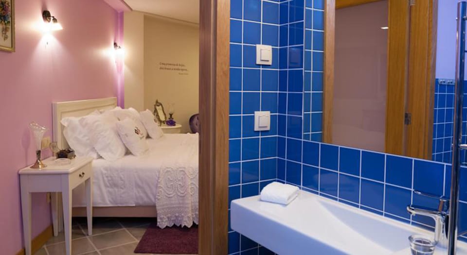 Superior Double or Twin Room (Fado) | Bathroom | Shower, free toiletries, hair dryer, towels