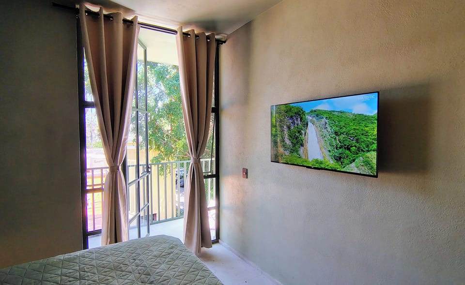 Deluxe Queen Room | Down comforters, pillowtop beds, in-room safe, blackout drapes