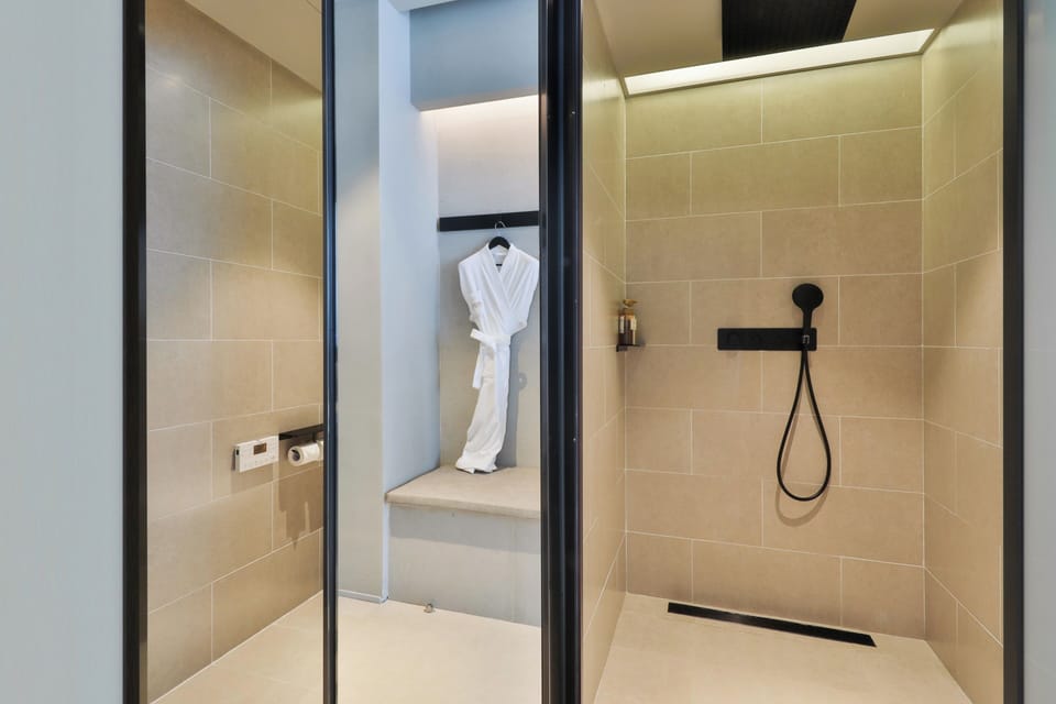 Classic Double Room | Bathroom | Hair dryer, towels, soap, shampoo