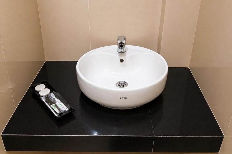 Shower, free toiletries, towels, toilet paper