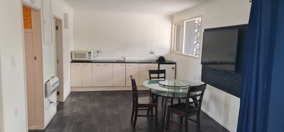 Family Apartment, City View | Dining