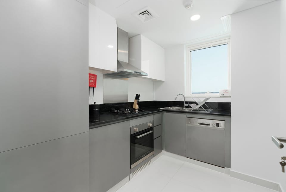 Business Apartment, 2 Bedrooms, Kitchen, Bay View | Private kitchen | Eco-friendly cleaning products