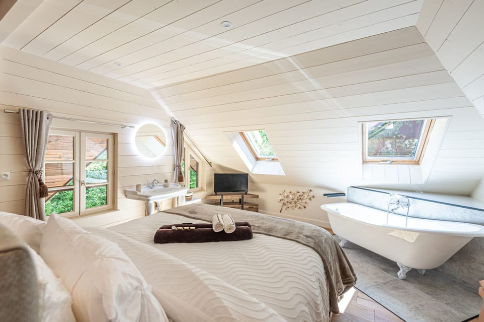 Luxury Double Room, Ensuite | Blackout drapes, free WiFi
