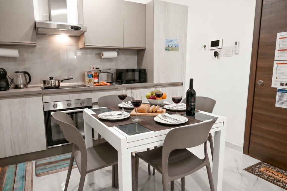Family Apartment, 2 Bedrooms, Microwave (Cozy 2bdr Apart In Bugibba Square) | Private kitchen