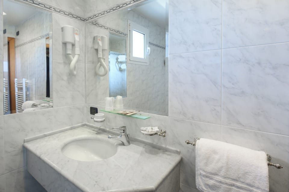 Shower, free toiletries, hair dryer, bidet