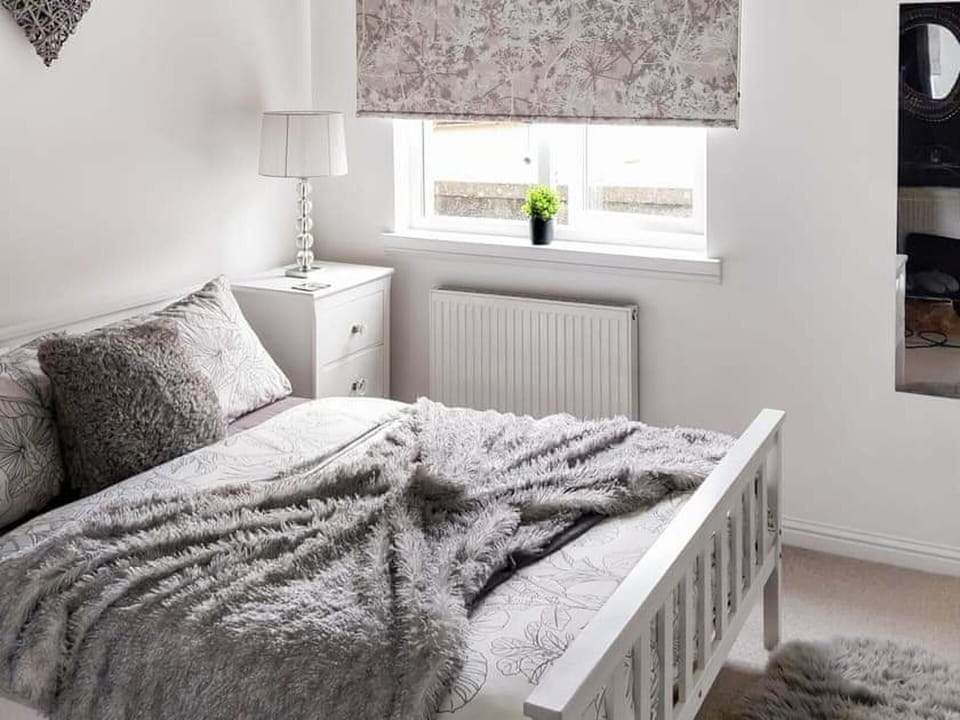 Modern Apartment - Sleeps 4 - Centrally Located Apartment in Lanark