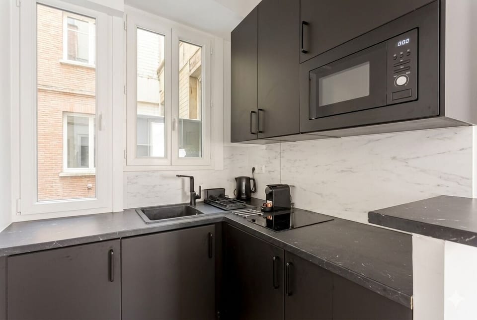 Deluxe Apartment, Balcony, City View | Private kitchen | Microwave, oven, stovetop, cookware/dishes/utensils