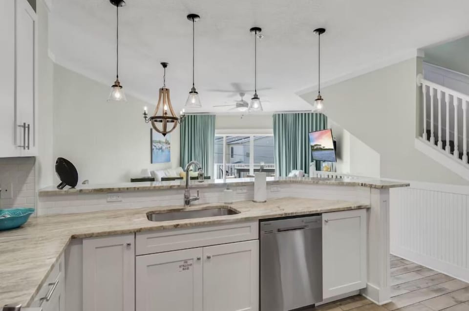 House, Multiple Beds (Beach Pointe 203) | Private kitchen