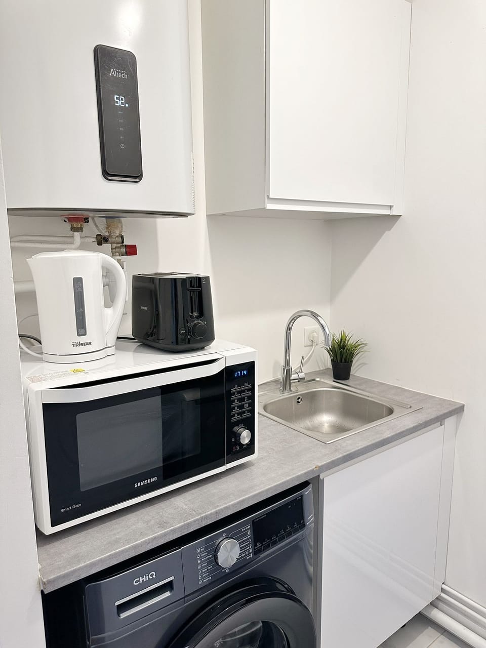Comfort Apartment, City View | Private kitchen | Fridge, microwave, oven, stovetop