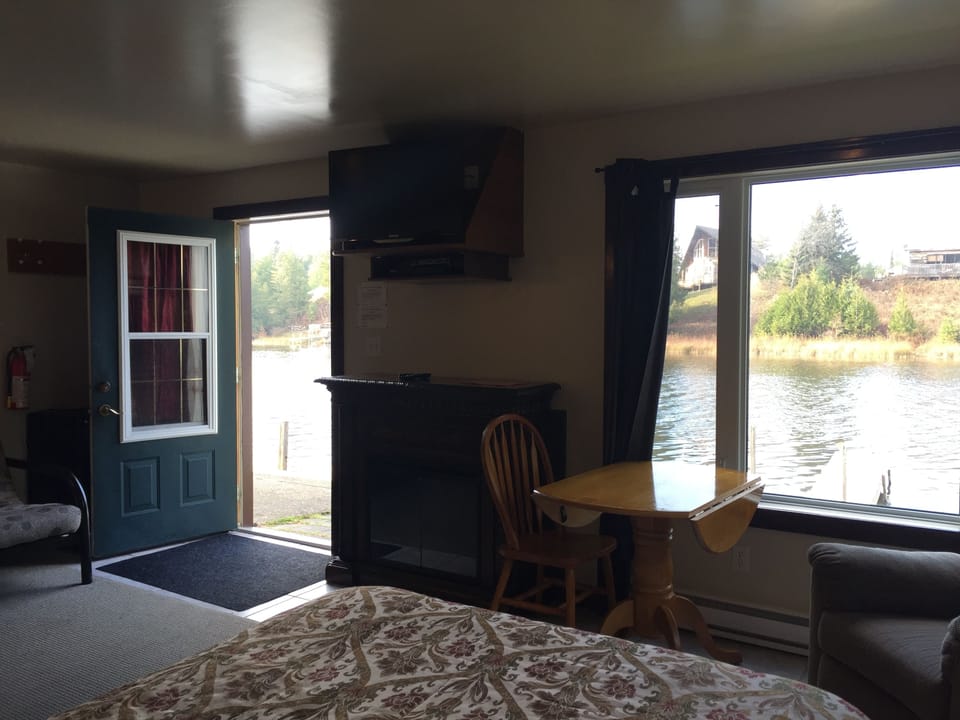 Standard Suite, Multiple Beds, Refrigerator & Microwave, River View (Elvis) | Living area | TV, DVD player