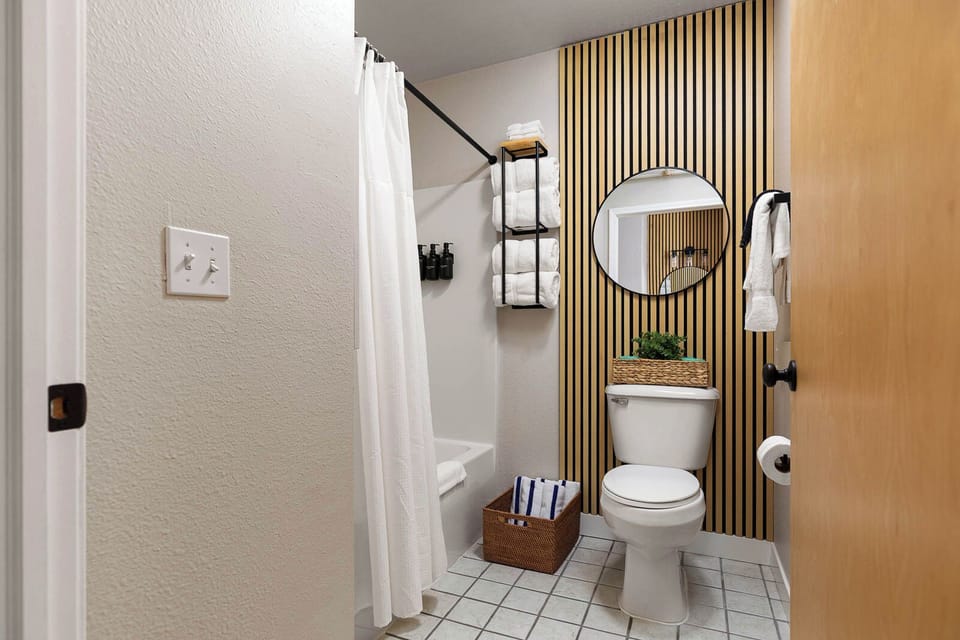 Deluxe Room | Bathroom | Combined shower/tub, hair dryer, towels, soap