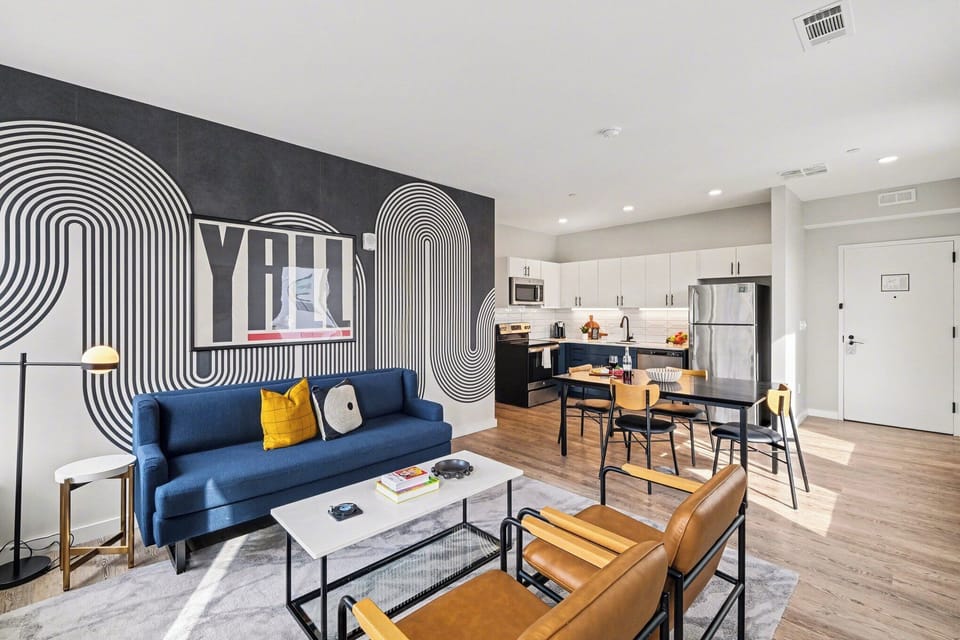 House, 2 Queen Beds | Living room | 55-inch Smart TV with digital channels