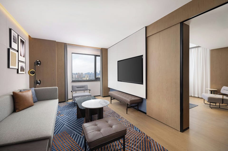 Suite, 1 Bedroom, City View | Living room